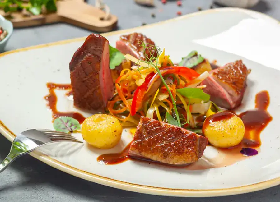 Salade au magret de canard et mangue