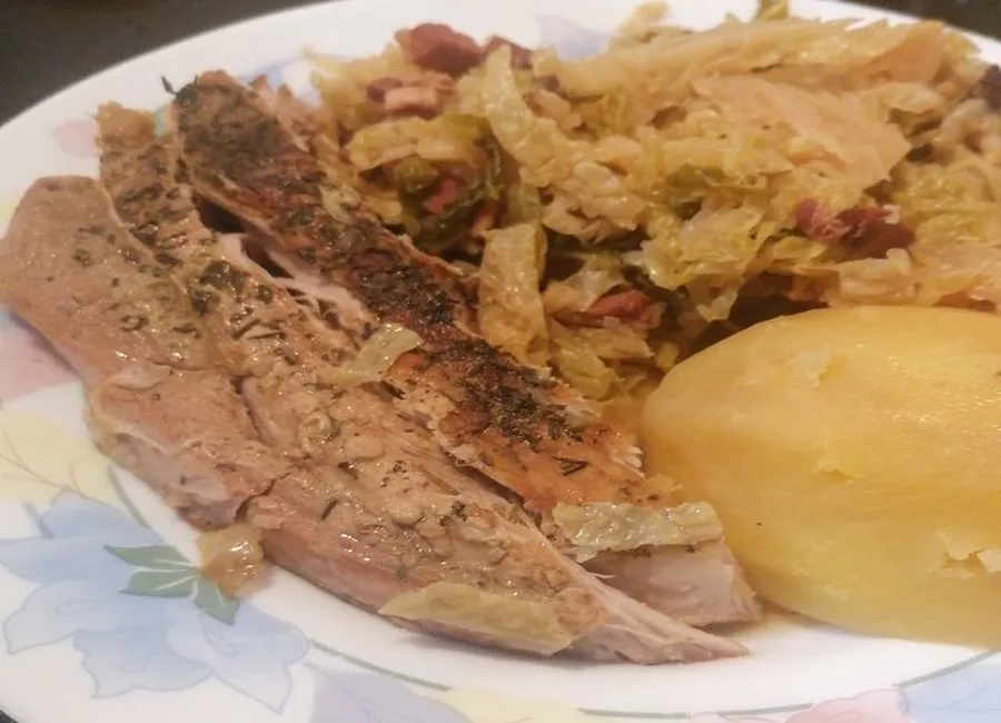 Rouelle de porc sur son lit de chou et pommes de terre aux lardons