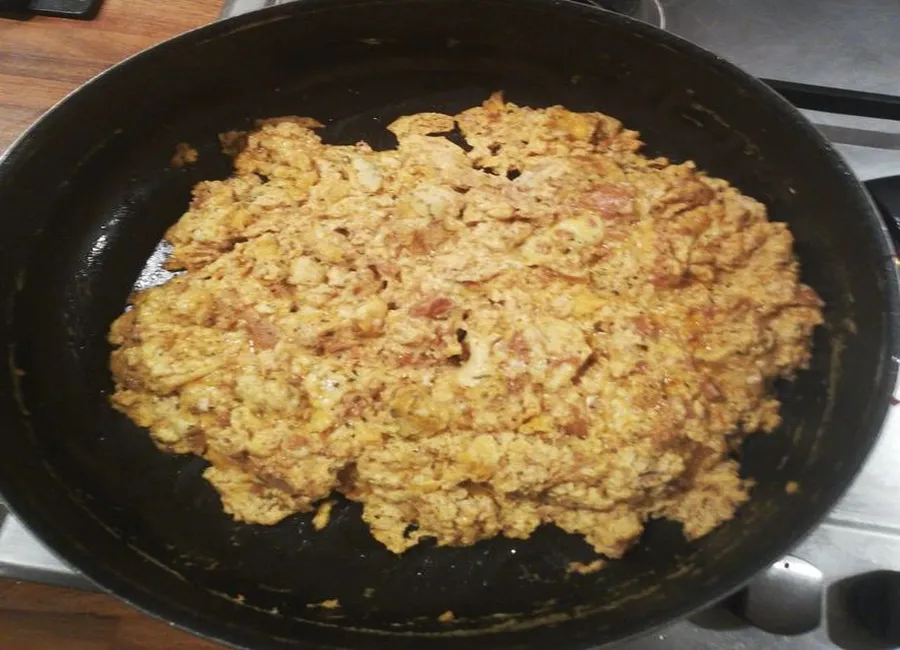 Oeufs brouillés au thon et à la tomate