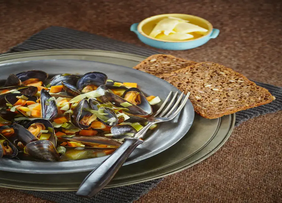 Gratinée de moules aux poireaux en cassolettes.