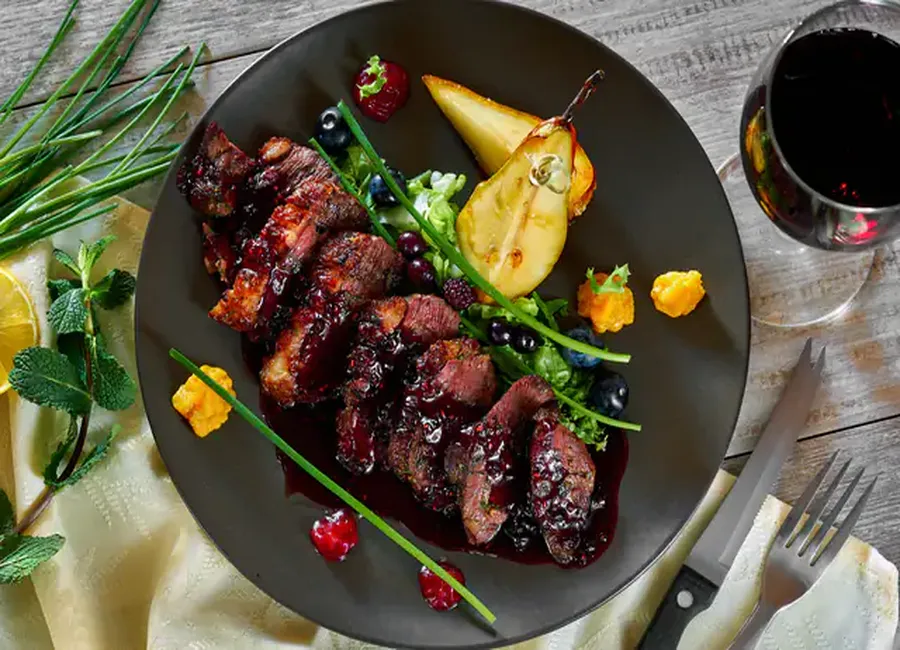 Magret de canard aux poires (au four, simple et délicieux)