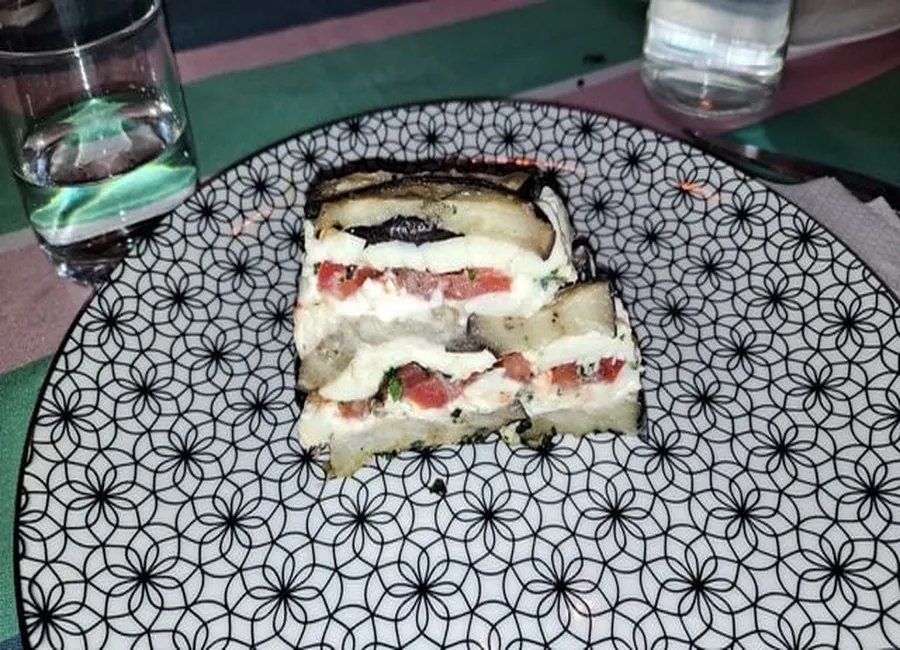 Mille feuilles d'aubergines au chèvre et à la menthe fraîche