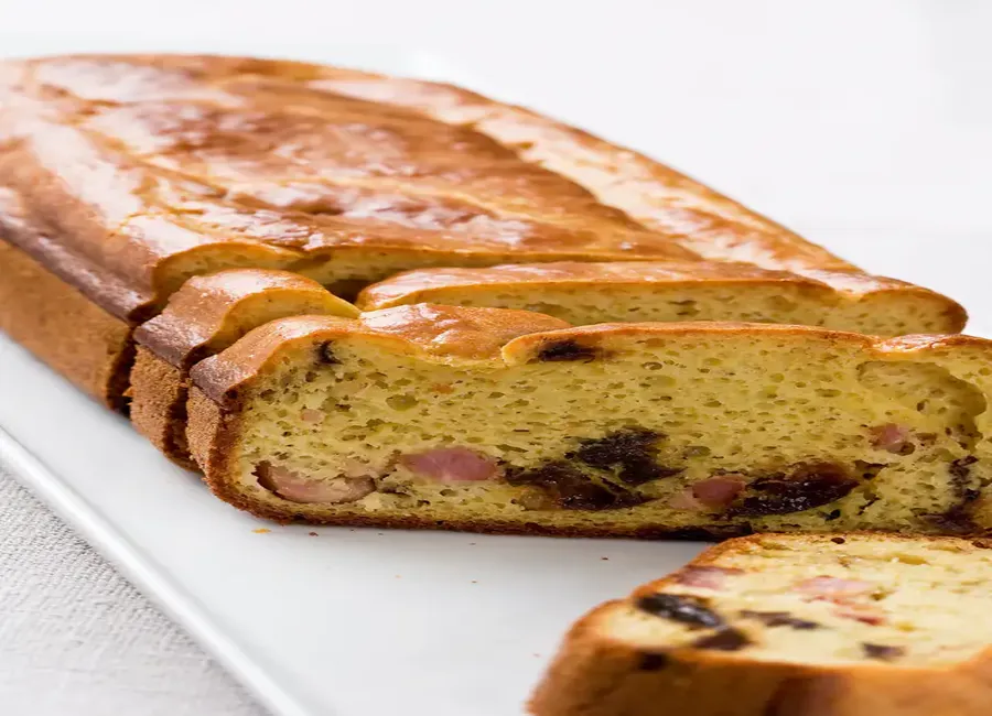Cake aux pruneaux et aux lardons