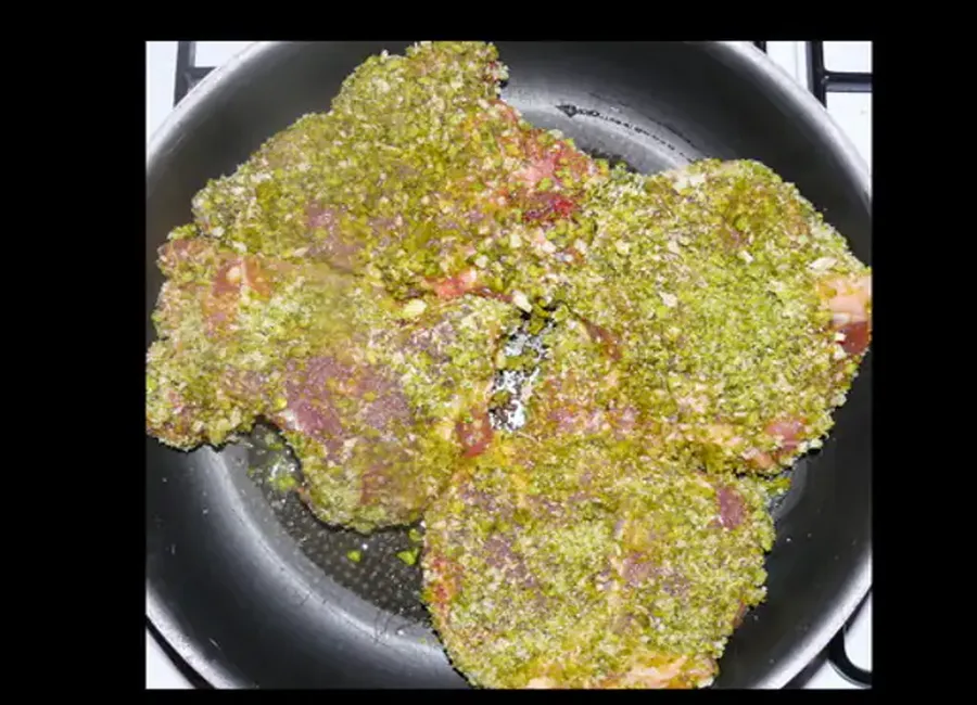Côtes de porc en panure de pistache