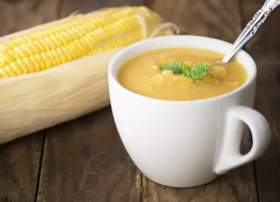 Soupe froide de maïs, haricots rouges, oignons
