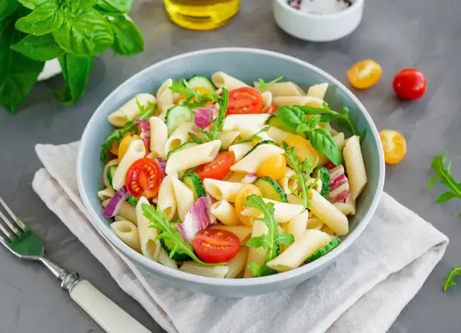 Salade de pâtes aux tomates cerise et roquette
