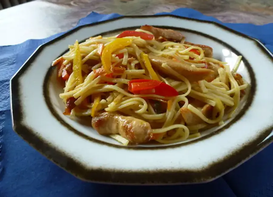 Nouilles au poulet et aux poivrons