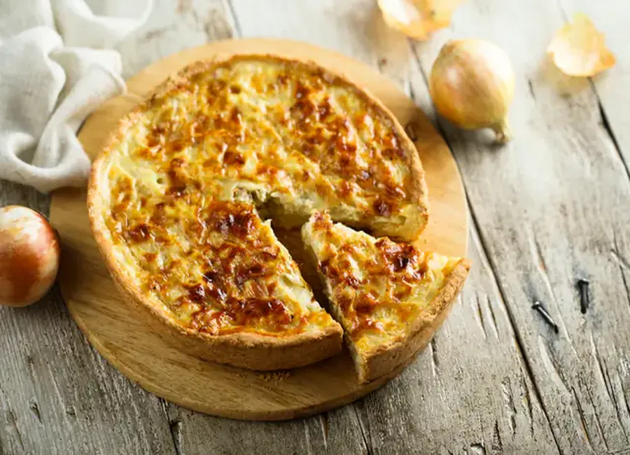 Tarte aux oignons et au fromage râpé