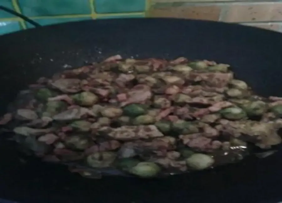 Poêlée de choux de bruxelles au porc et aux lardons