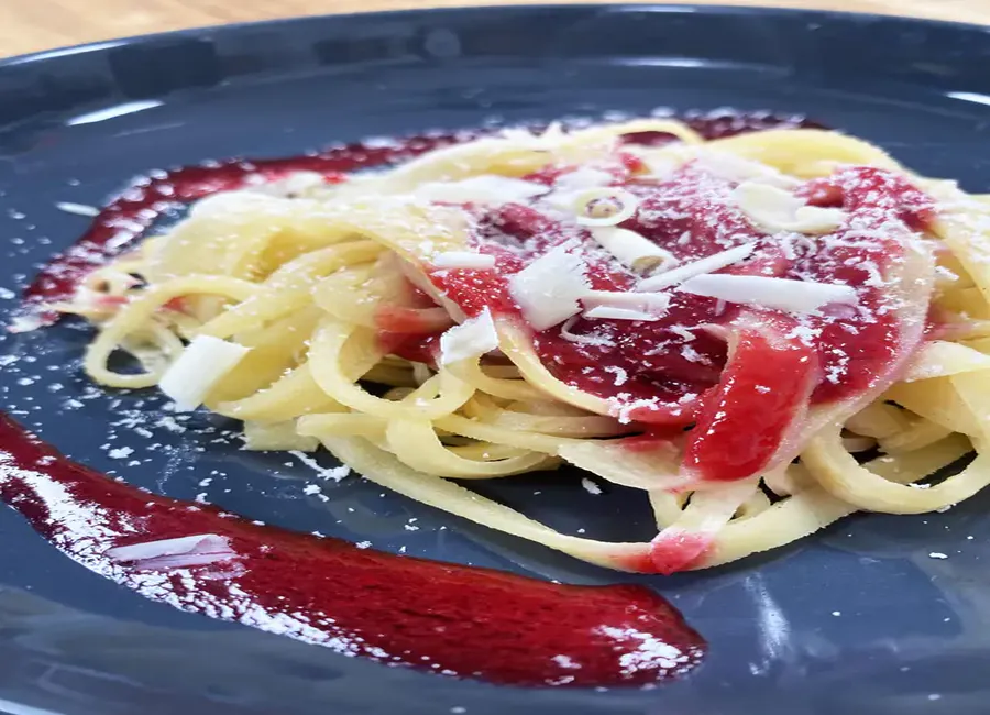 Spaghetti de crêpes coulis framboise