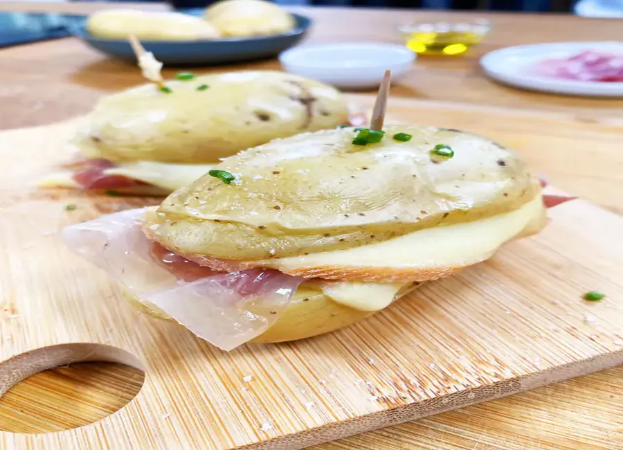 Sandwich pommes de terre et raclette rapide