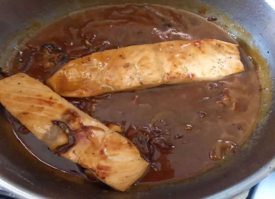 Pavé de saumon grillé au miel et aux baies roses