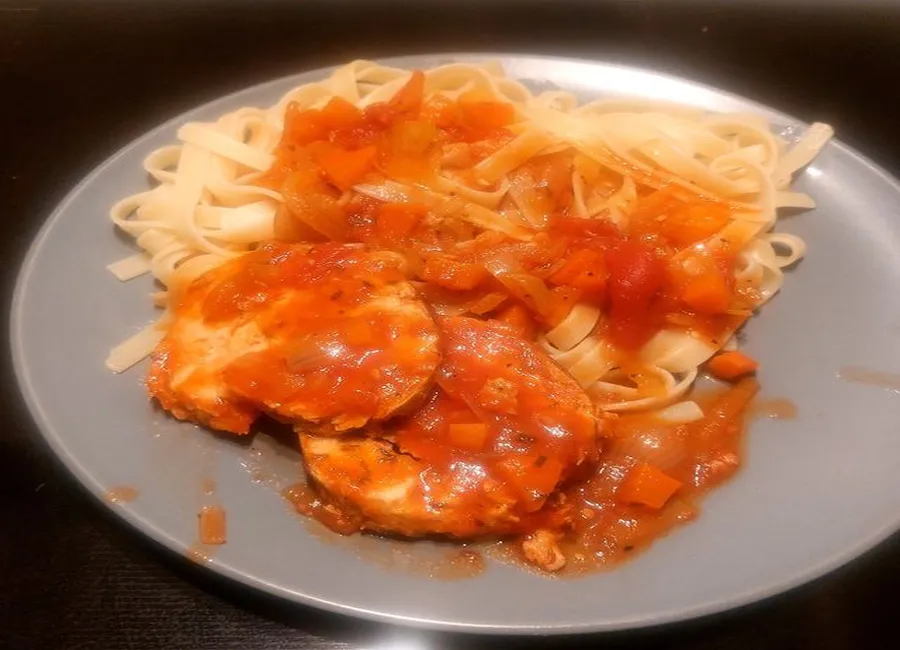 Rôti de dinde sauce tomate oignons
