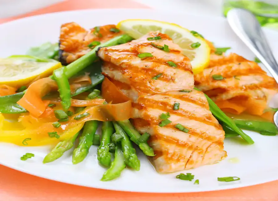 Saumon au four avec carottes et asperges