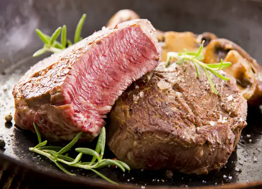 Rôti de boeuf au four, sauce aux champignons et pesto rouge