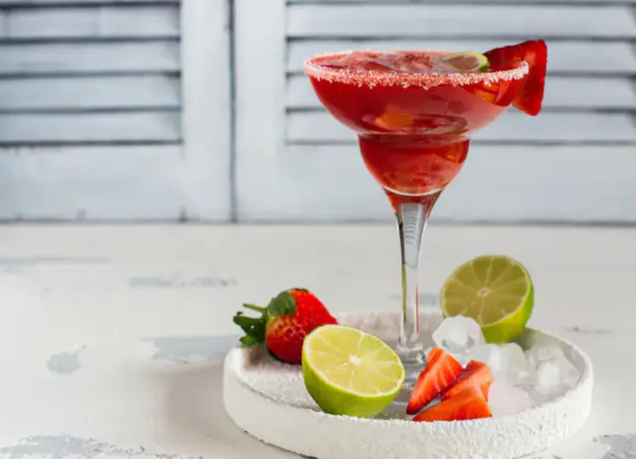 Cocktail mousseux fraise citron vert (sans alcool)