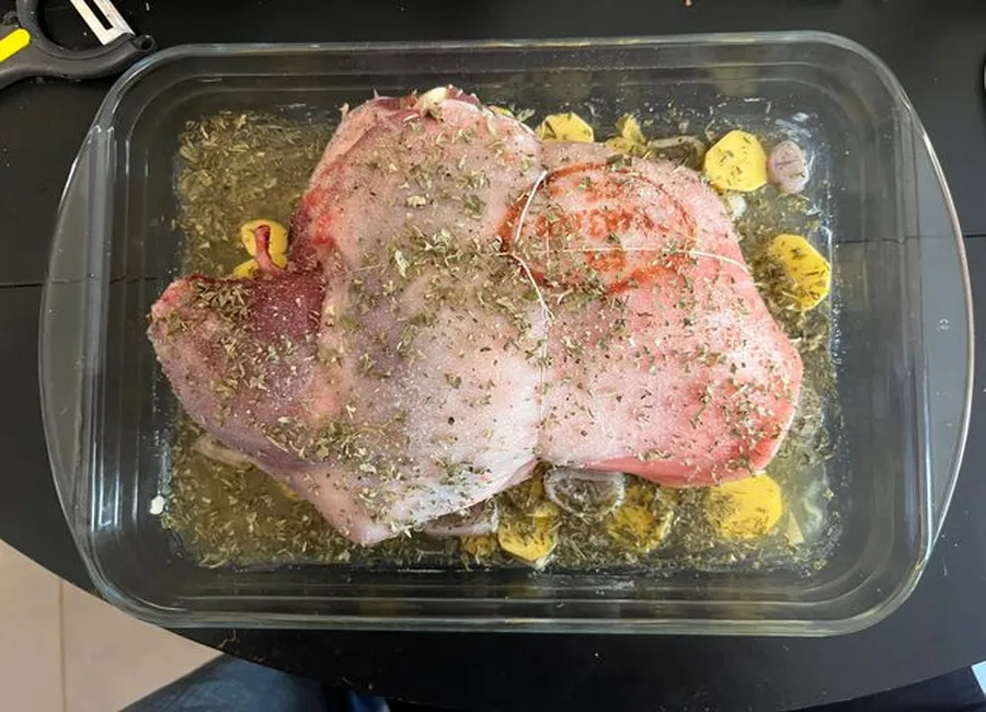 Epaule d'agneau sur lit de pommes boulangère