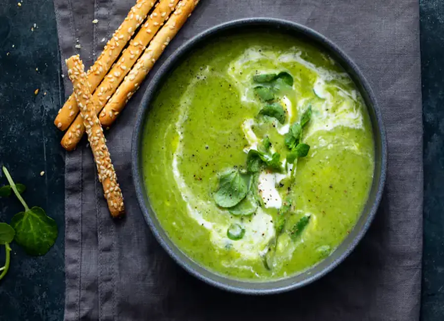 Velouté de légumes aux pissenlits