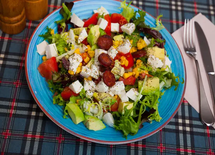 Salade mais, avocat, tomate, feta