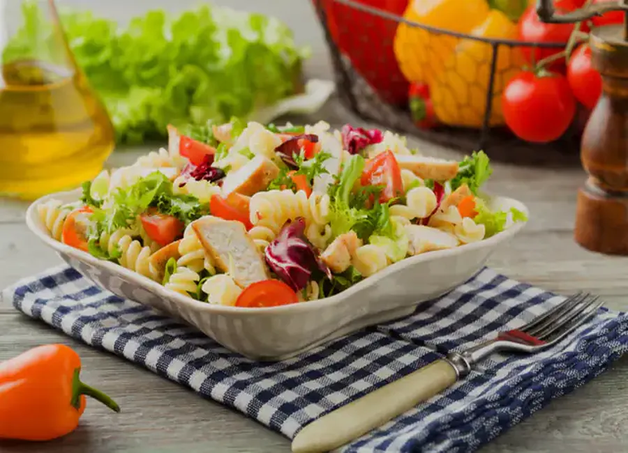Salade de pâtes au poulet et légumes d'été