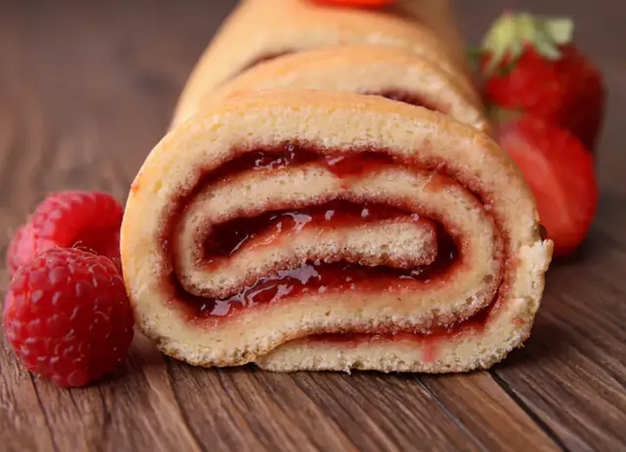 Biscuit roulé aux fruits rouges et son coulis.
