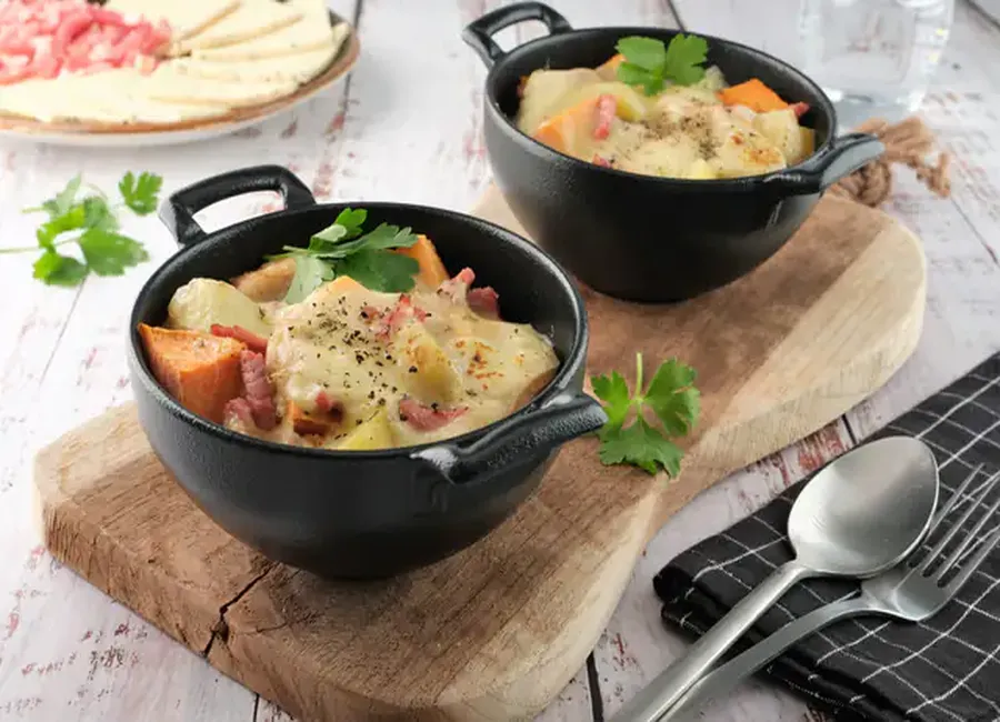 Cocotte de pommes de terre butternut, raclette 3 poivres et allumettes fumées