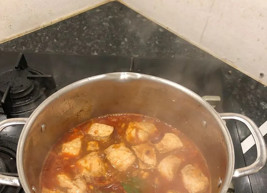 Sauté de porc au paprika, lardons et champignons