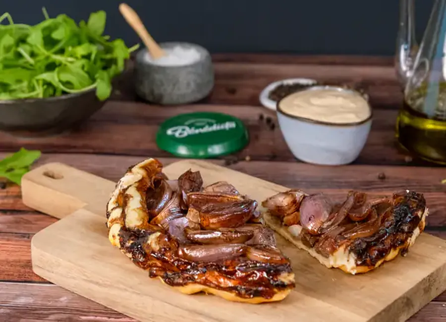 Tarte à l'échalote façon tarte tatin avec sauce au poivre bénédicta et roquette