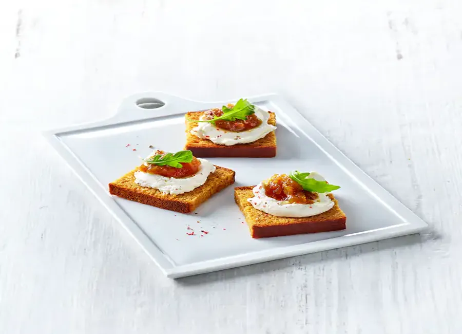 Toast labné, pain d’épice et chutney d’oignon