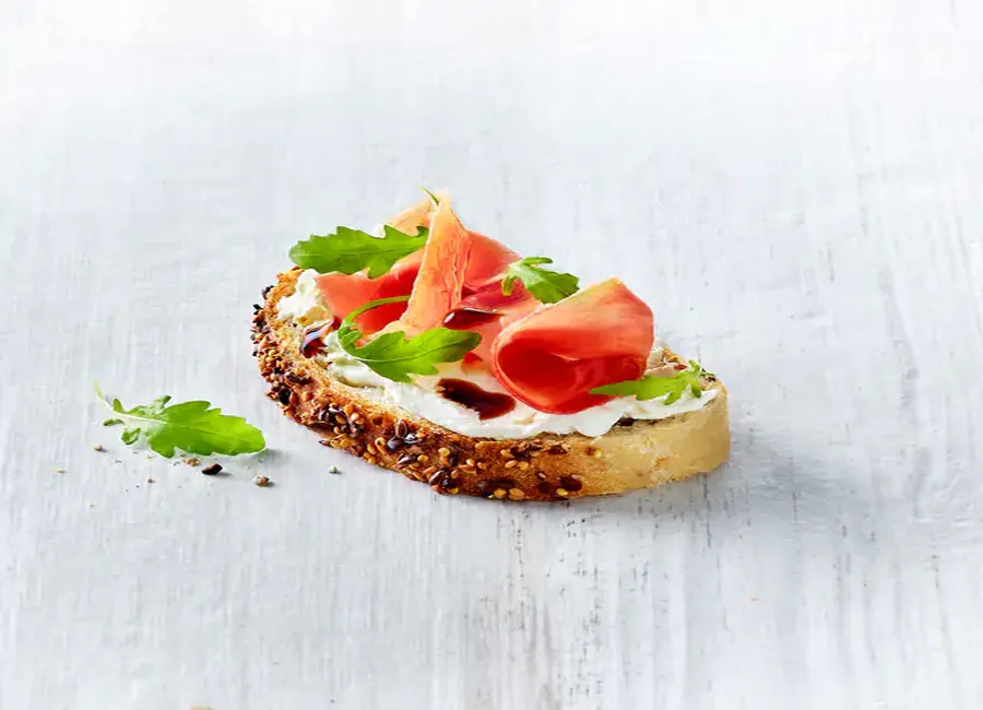Toast labné, jambon, roquette et velours balsamique