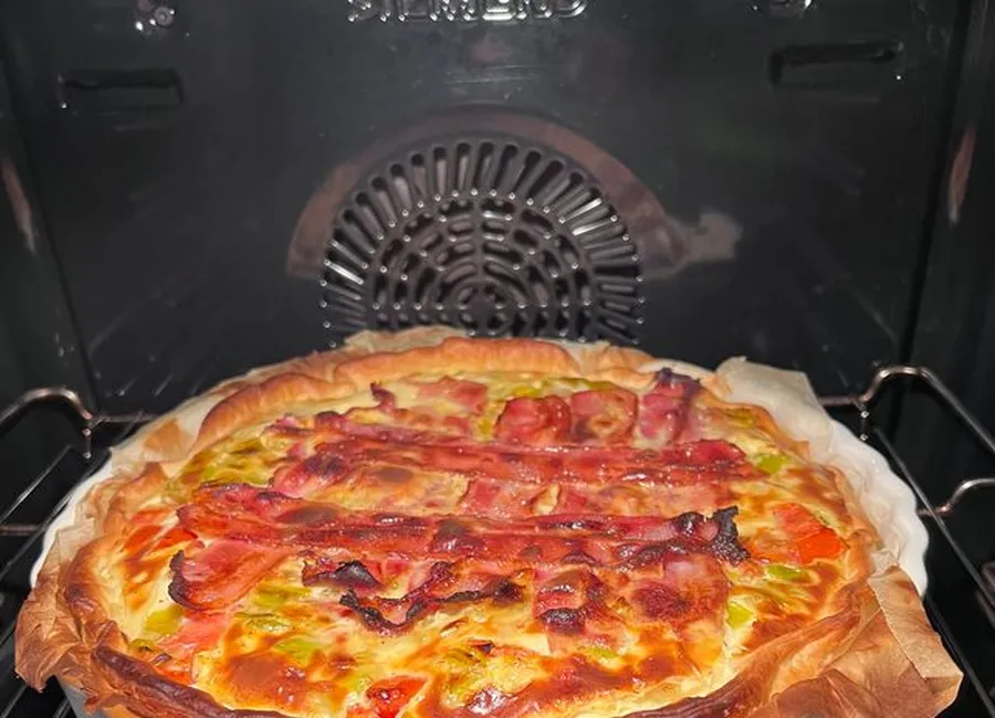 Tarte aux poireaux, tomates et bacon