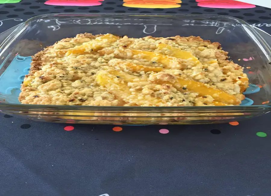 Crumble rapide à la mangue et aux fruits de la passion