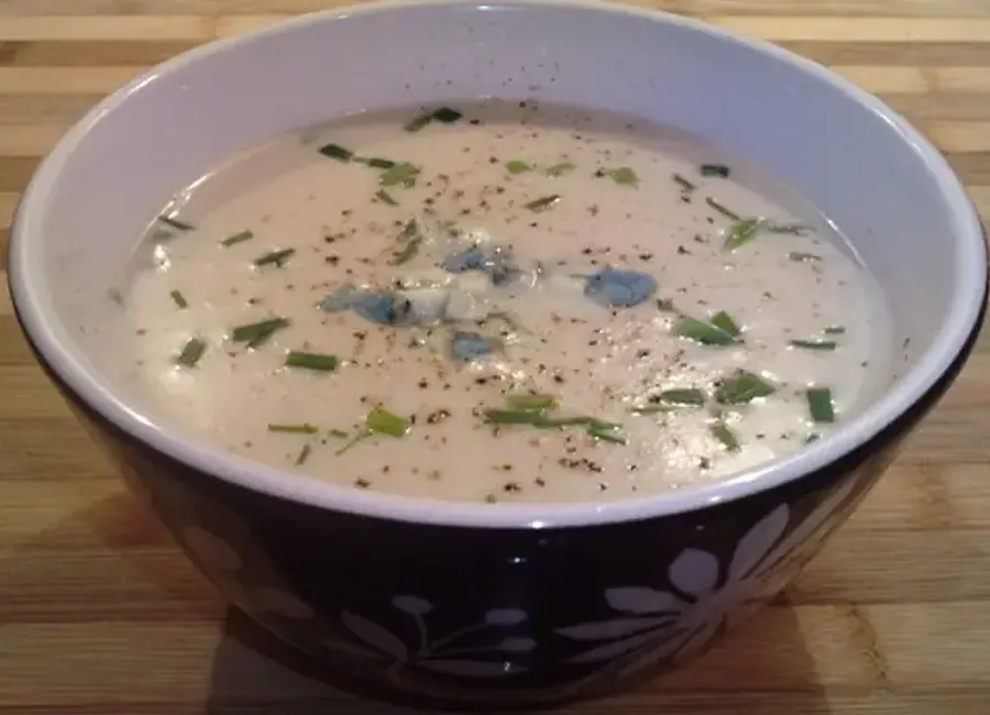 Crème de céleri rave au roquefort et aux noix