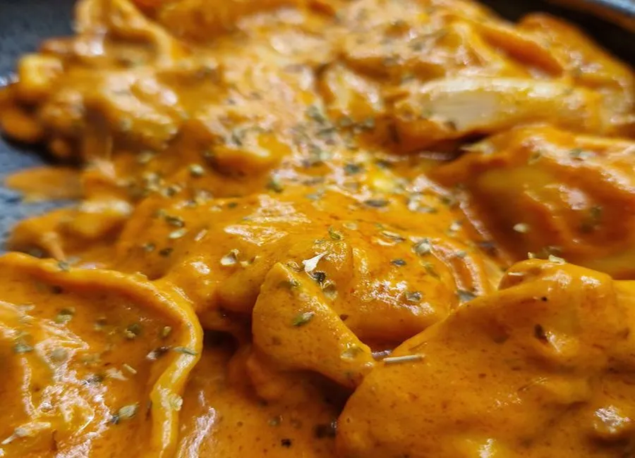 Tortellini aux épinards, crème tomate et lardons