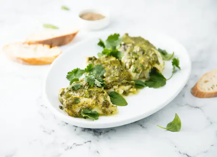 Filet de poisson grillé avec de la sauce pesto