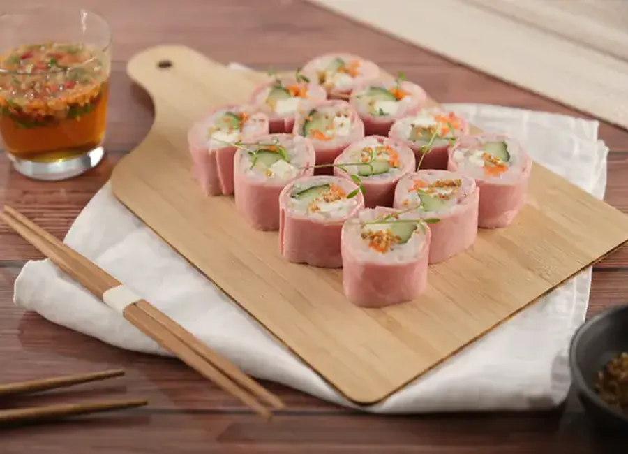Maki de jambon, concombre et fromage frais