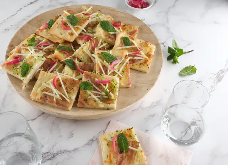 Pizza bianca apéritive, poitrine fumée, pomme verte