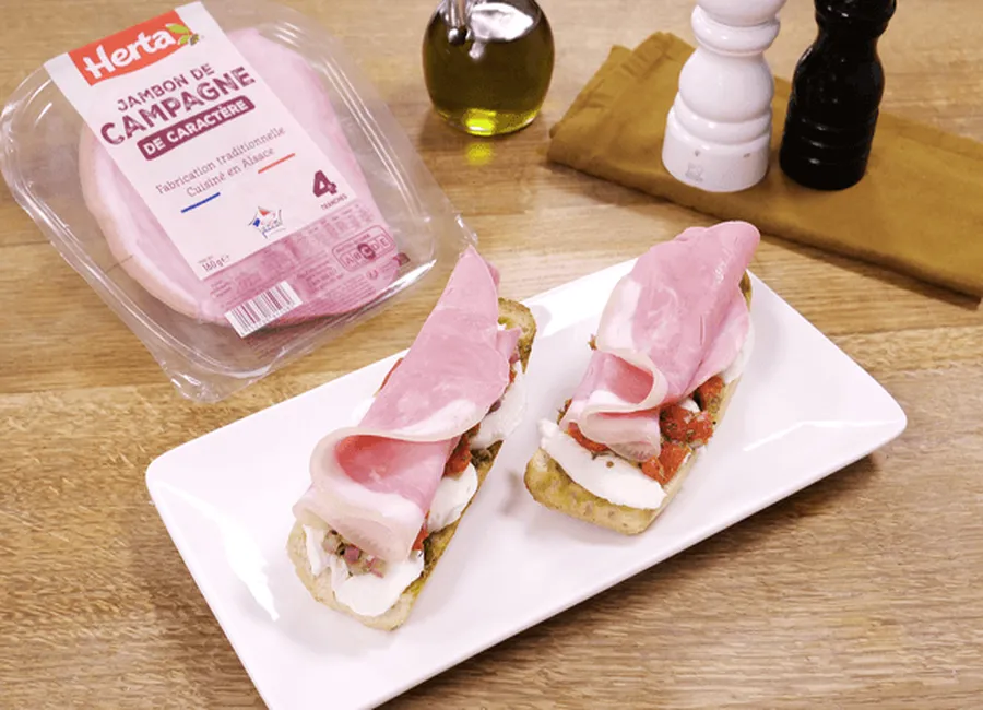 Baguette façon bruschetta tomates, mozzarella, pesto et jambon