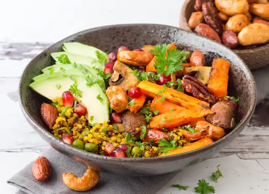 Bol de quinoa aux noix épicées et légumes frits au airfryer