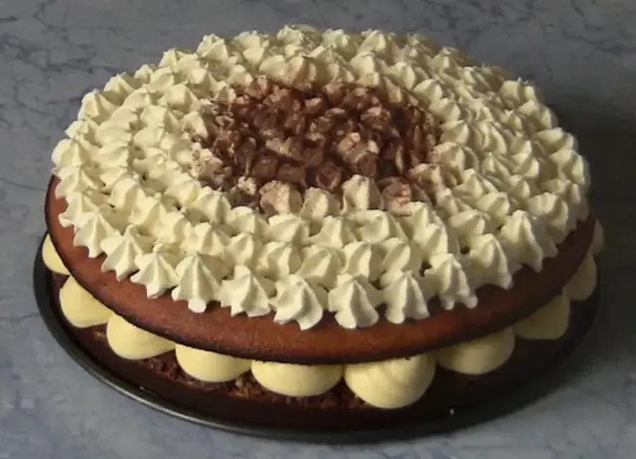 Génoise, feuillantine chocolat, crème diplomate vanille et chantilly maison
