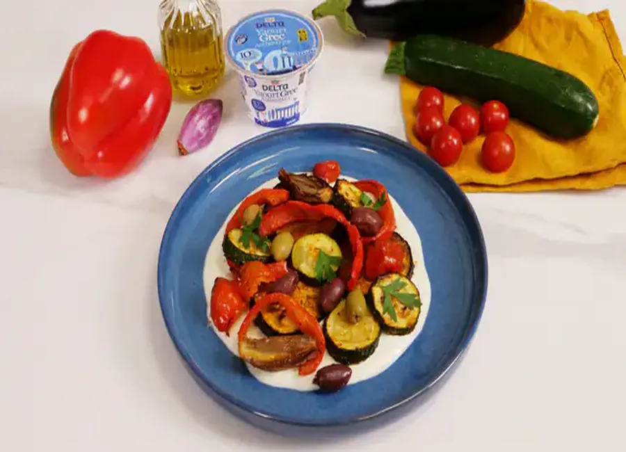 Légumes du soleil rôtis, sauce yaourt grec delta®, feta et menthe