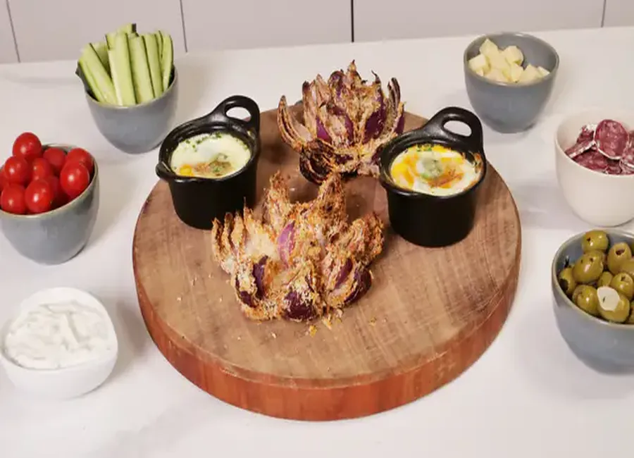 Oignon rouge frit en fleurs et oeufs cocottes au comté au airfryer
