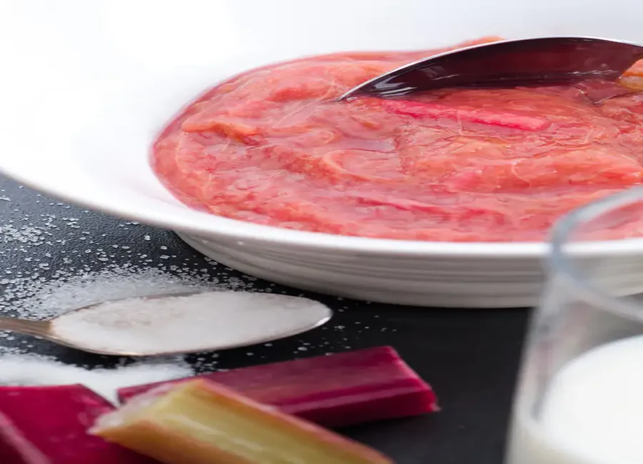 Compote de rhubarbe gourmande au four