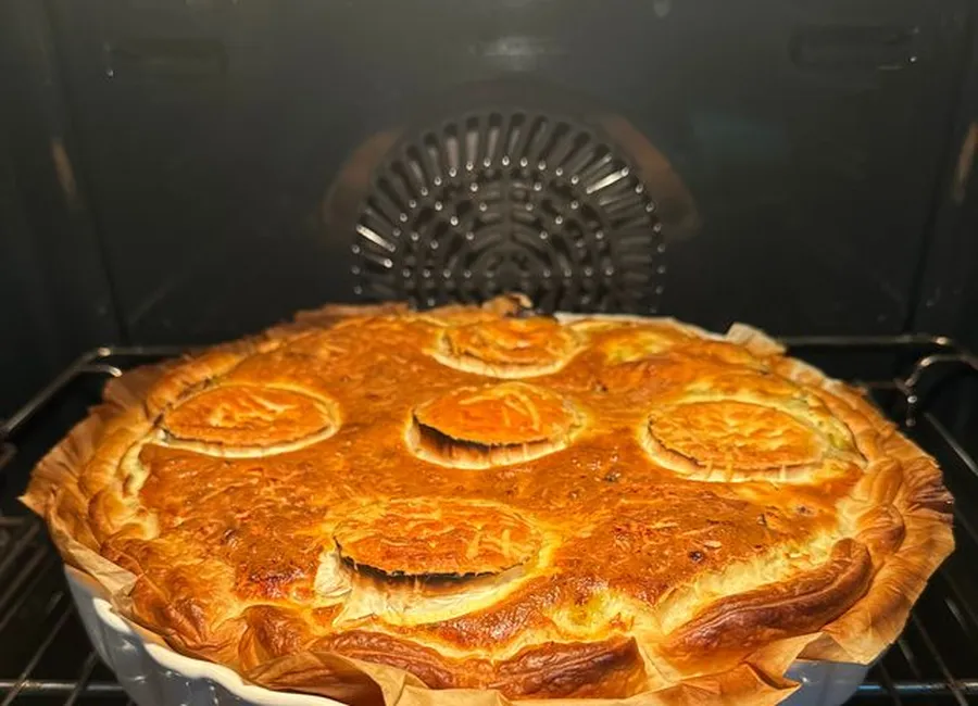 Tarte aux poireaux, lardons, chèvre et vin blanc