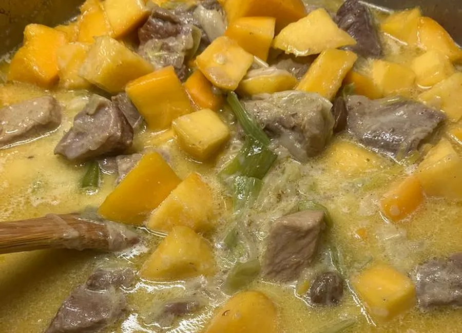Curry de porc à la mangue et aux poireaux