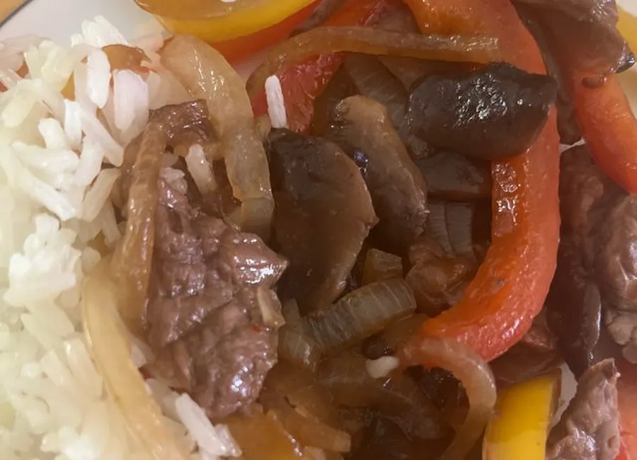 Boeuf sauté oignons et champignons
