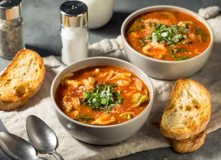 Soupe de tortellinis à la tomate et au bouillon kub® herbes et huile d’olive maggi®