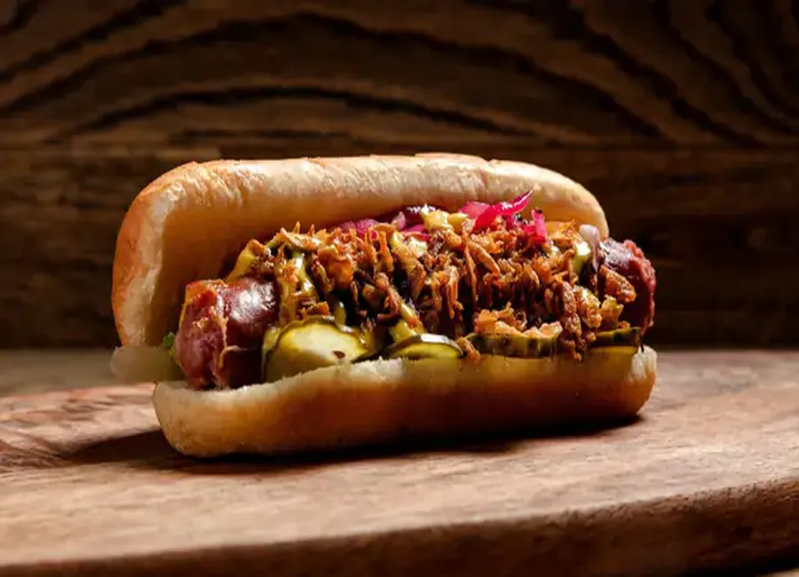 Hot dogs aux saucisses et oignons frits