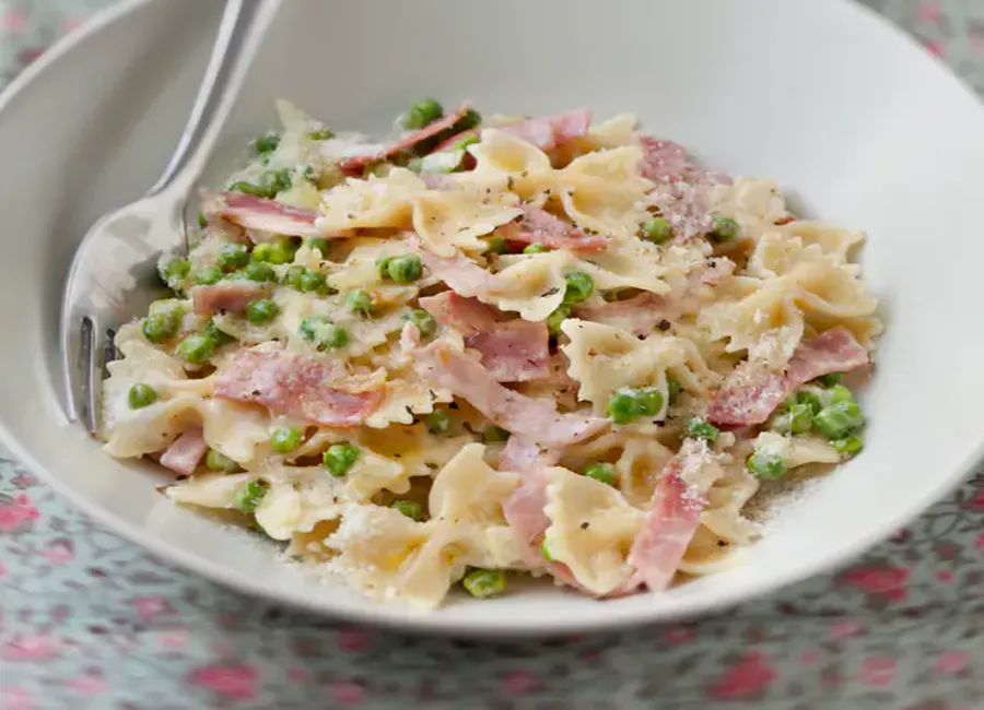 Farfalles au jambon et petits pois