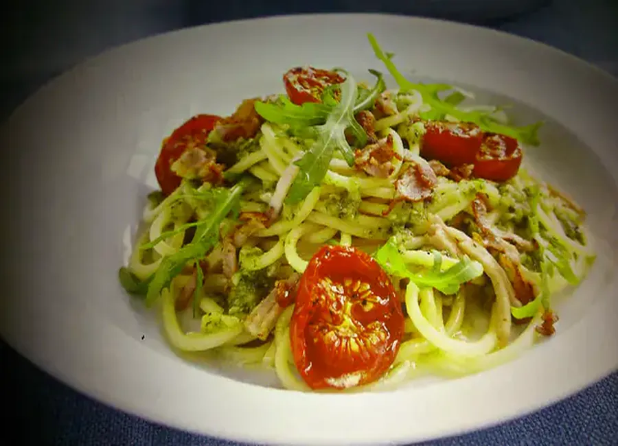 Pâtes faciles au pesto, roquette et bacon